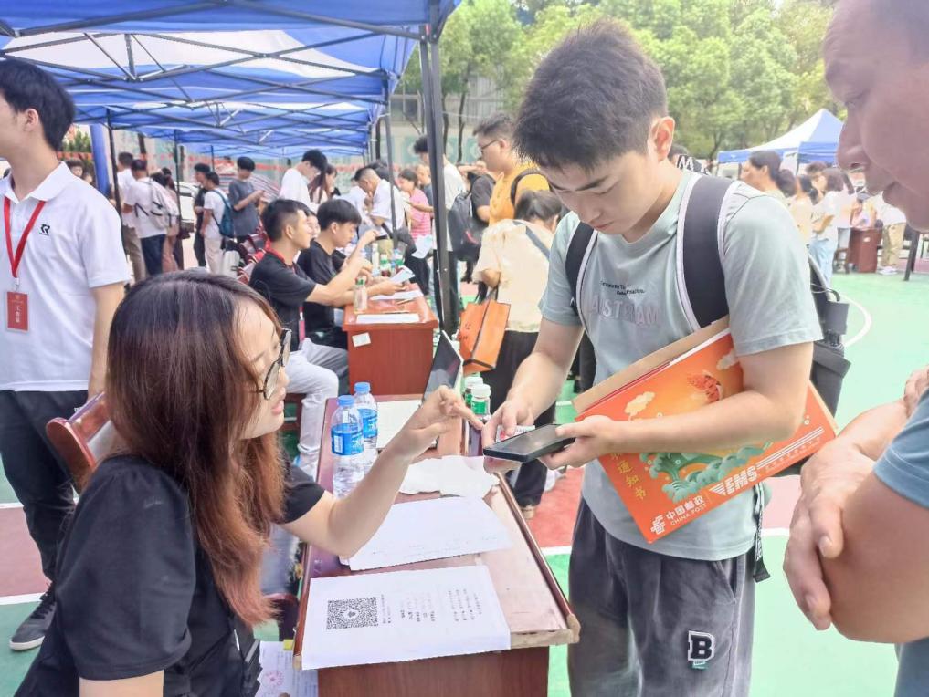 365官网顺利开展迎接2023级新生报道工作 365官网顺利开展迎接2023级新生报道工作
