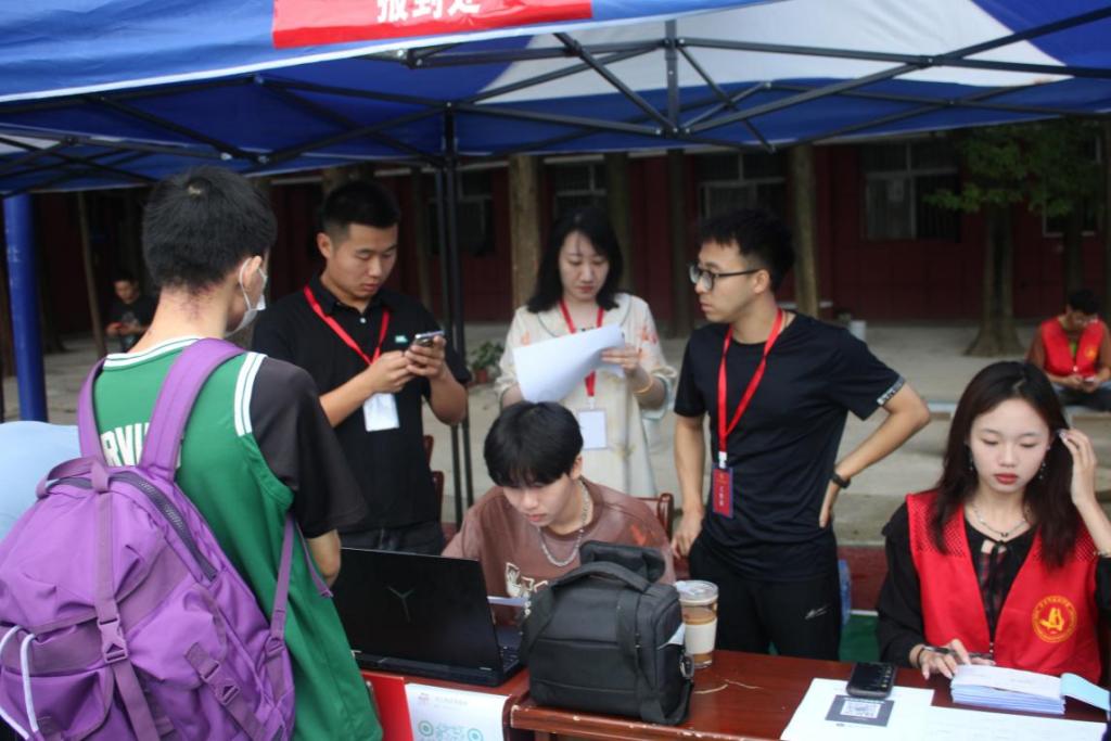 365官网顺利开展迎接2023级新生报道工作 365官网顺利开展迎接2023级新生报道工作