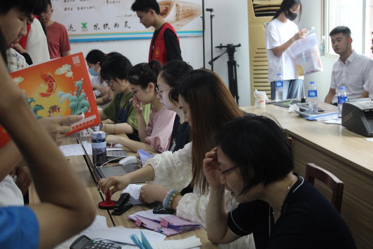 365官网顺利开展迎接2023级新生报道工作 365官网顺利开展迎接2023级新生报道工作