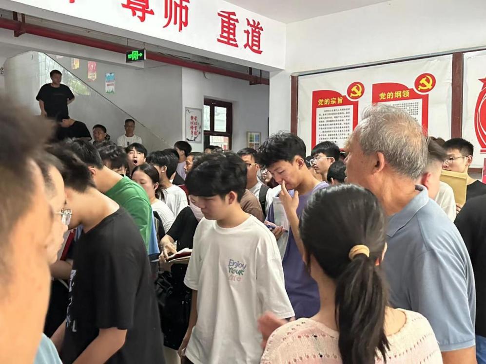 365官网顺利开展迎接2023级新生报道工作 365官网顺利开展迎接2023级新生报道工作