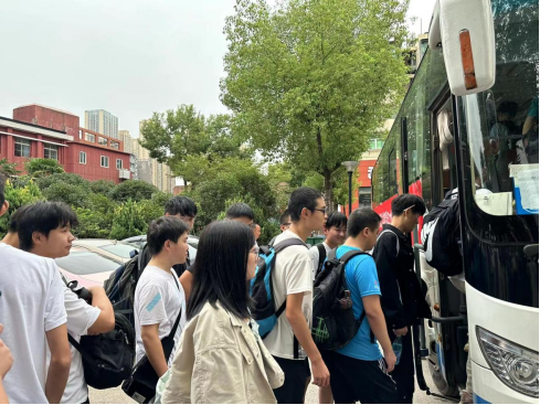 武科职学子开启新征程:365官网欢送学生赴企业实习就业! 武科职学子开启新征程:365官网欢送学生赴企业实习就业!