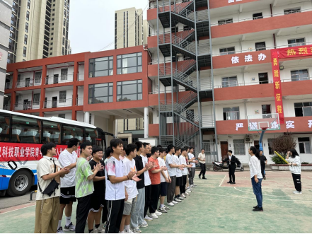 武科职学子开启新征程:365官网欢送学生赴企业实习就业! 武科职学子开启新征程:365官网欢送学生赴企业实习就业!