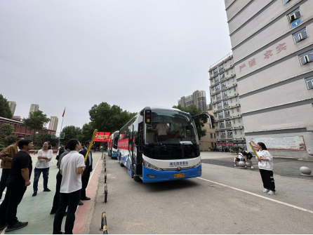 武科职学子开启新征程:365官网欢送学生赴企业实习就业! 武科职学子开启新征程:365官网欢送学生赴企业实习就业!