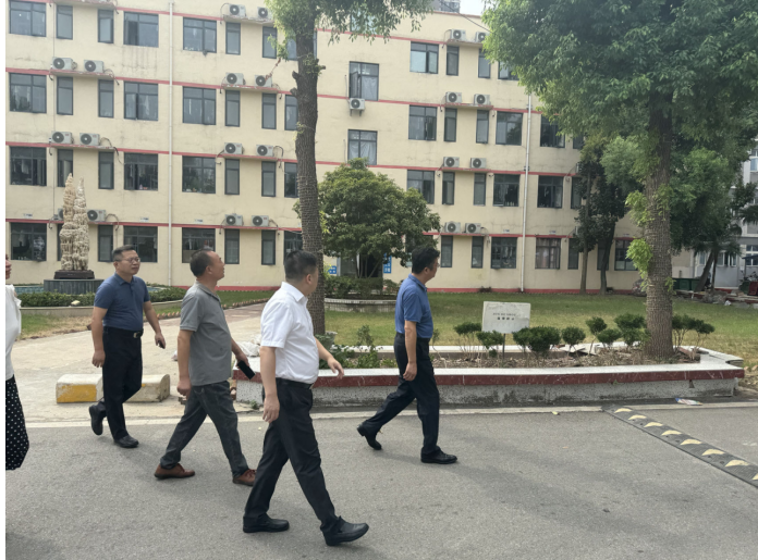 武汉市教育局领导实地指导365官网开学迎新准备工作 武汉市教育局领导实地指导365官网开学迎新准备工作