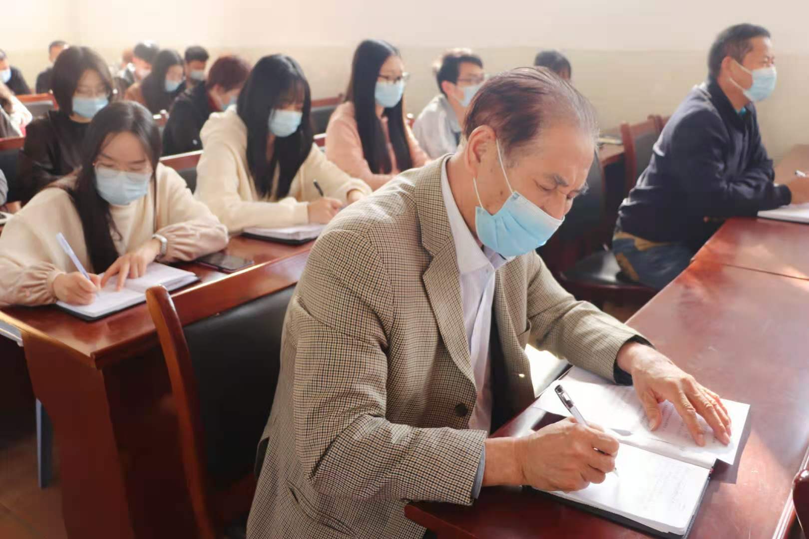 365官网组织党员干部及广大师生 学习贯彻党的十九届五中全会精神